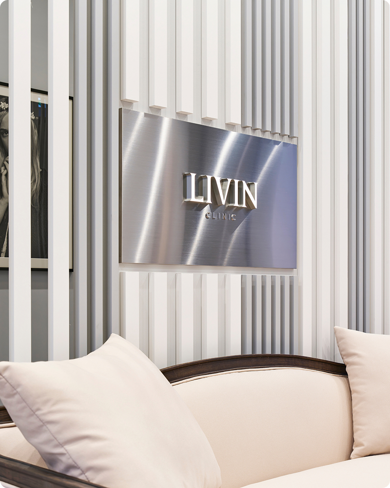 LIVIN CLINICの白いソファーがある待合室