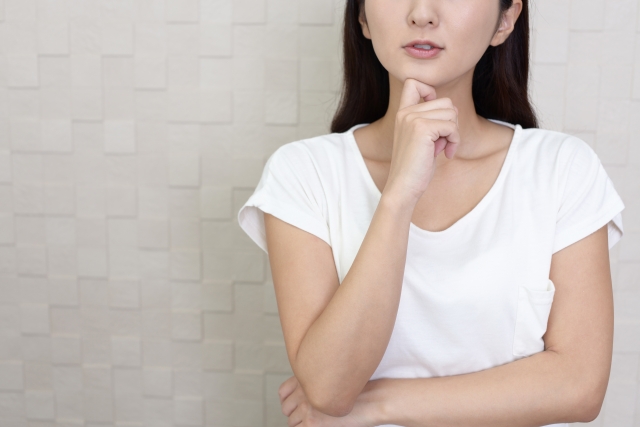 鼻孔縁挙上術か鼻翼挙上術のどちらが良いか悩む女性