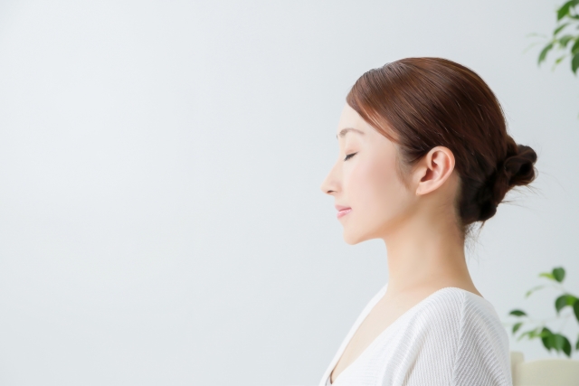 鼻筋の通った美しい女性が目をつぶっている様子