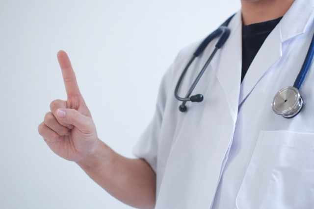 医師が人差し指を立ててポイントを説明する様子