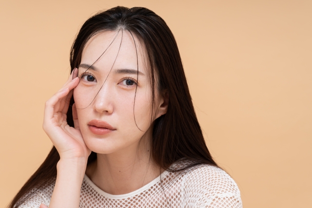 美しい鼻を持つ日本人女性がこちらを真っすぐ見つめるアップ