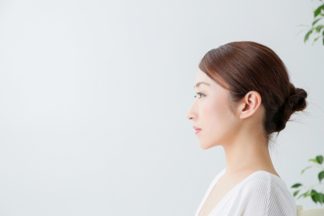 鼻筋の通った女性の横顔