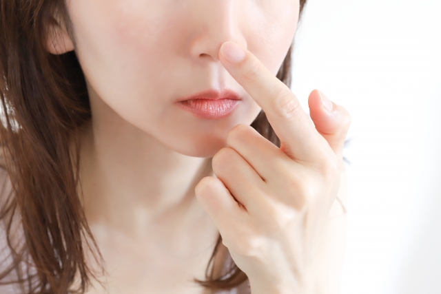 鼻整形している人の特徴に当てはまるかもと不安な女性