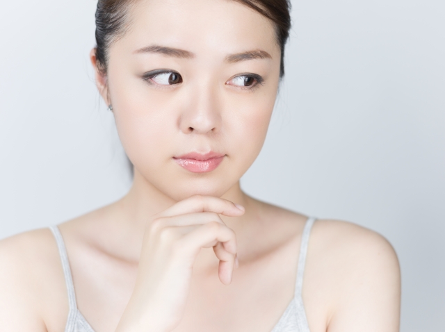 鼻に悩んでいる女性