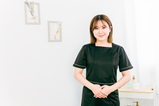 正面を見て立つ美容サロンの女性スタッフ