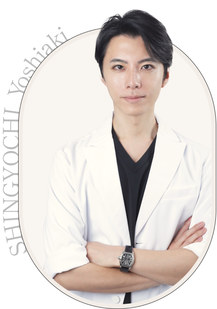 腕を組む新行内ドクター