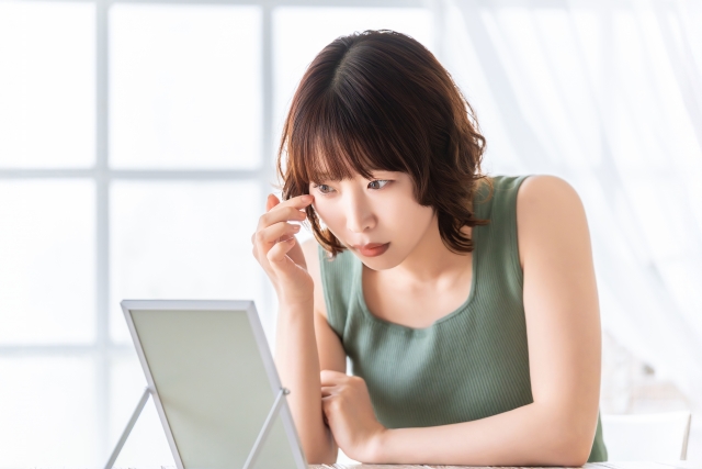 目を気にする女性