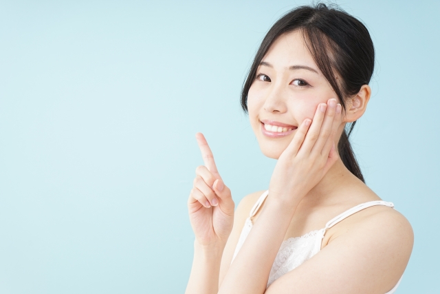 笑顔の女性がアドバイスしてくれている様子