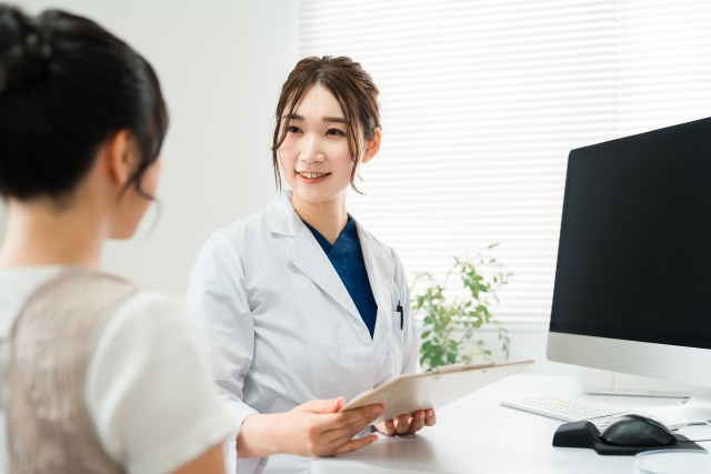 医師からカウンセリングを受ける女性