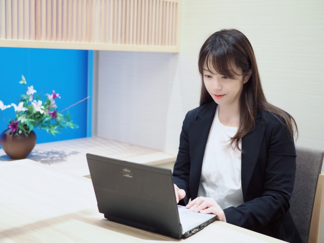 スーツ姿でパソコンに向かう女性