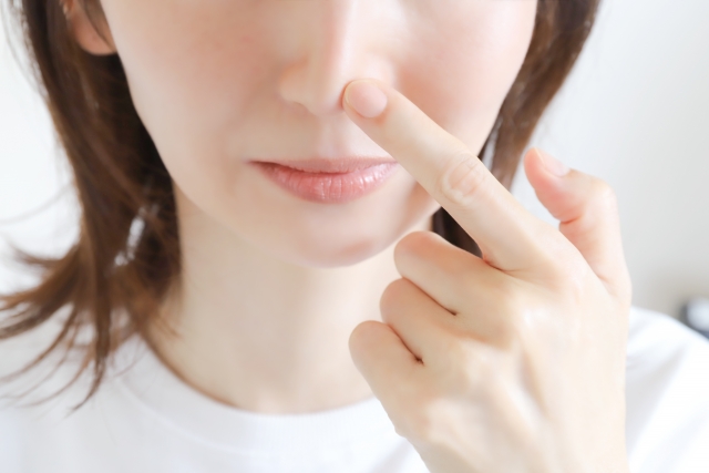 鼻が長く見えることが気になり原因を知りたい女性