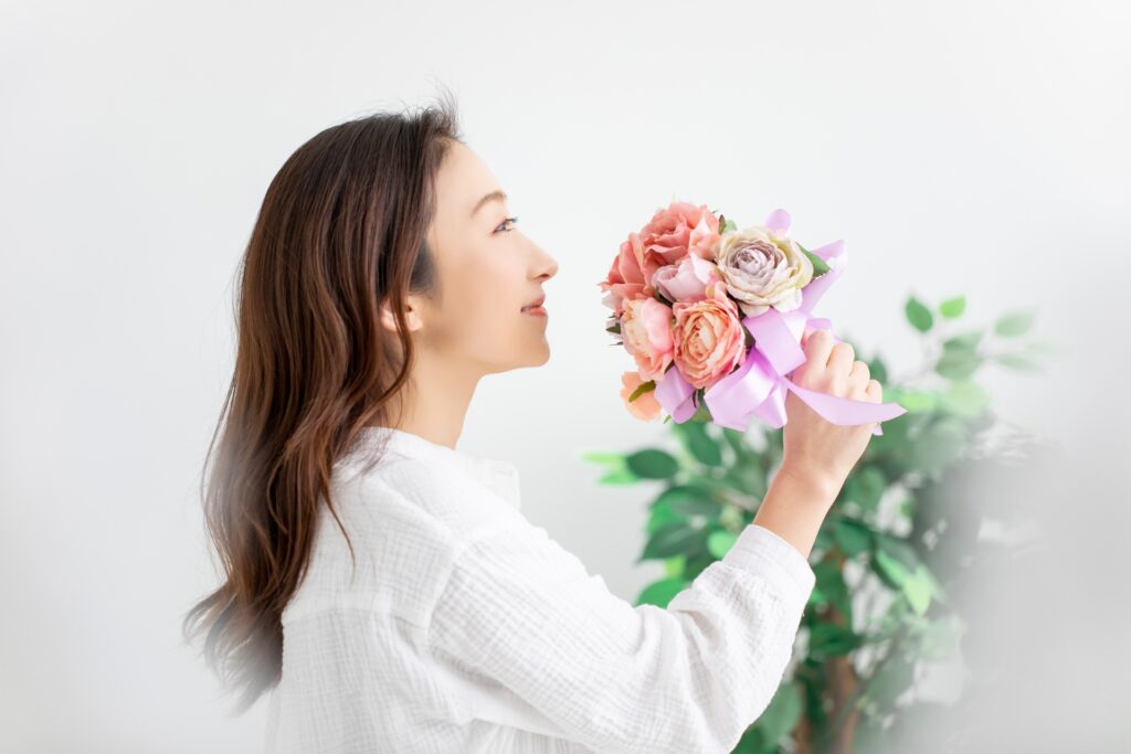 鼻すじが通った横顔が美しい女性
