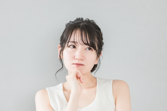 何かに悩んでいる様子の女性